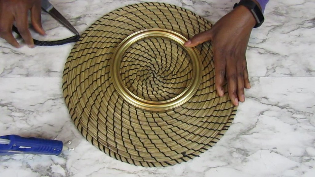 IKEA tablemat and round mirror frame - DIY Wall Art (Lovingthesimplethings.com)